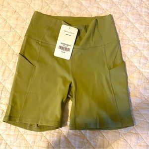 Fabletics Oasis 6” short